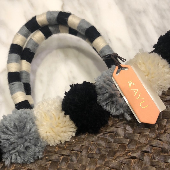 NWT Kayu straw Beach tote with pom-poms - Picture 2 of 7